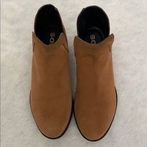 Sorel Lola cut suede slip on booties 7.5.